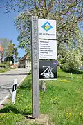 Ortseingang, hinten das alte Rathaus