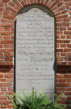 Gedenkstein von Wilhelm Friedrich von dem Knesebeck am Portal der Kirche