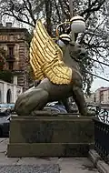 Vergoldete Flügel der Greifen-Statuen