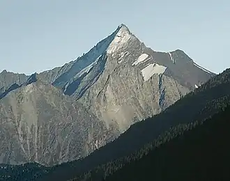 Die Grivola von Nordwesten aus gesehen, rechts die Pointe Tuckett