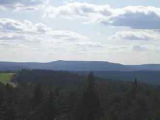 Der Damm des Oberbeckens ist deutlich durch die gerade Bergkuppe erkennbar