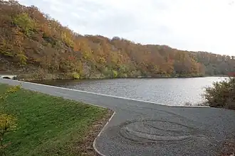 Blick auf Staudamm und Stausee