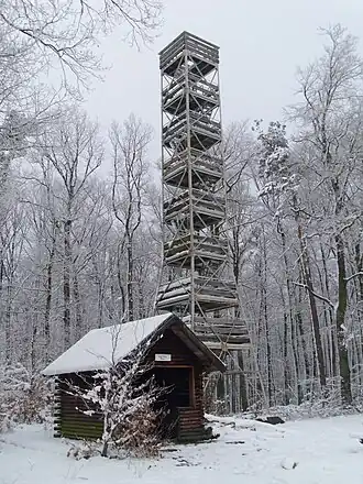 Stahlfachwerkturm und Schutzhütte im Gipfelbereich