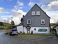 Haus Großsporkert 3 mit Schieferschmuck und Heimatwandbild