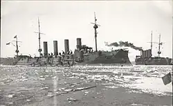 Die russischen Gromoboi und Rossija (rechts im Hintergrund) im Jahr 1904
