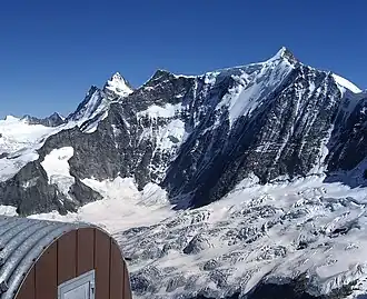 Das Grosse Fiescherhorn von der Mittellegihütte, links davon Ochs und links hinten das Finsteraarhorn