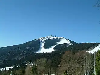 Blick von Norden zum Großen Arber mit Skianlagen und zwei markanten Radomen