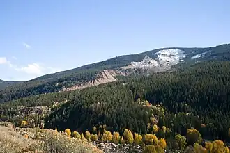 Blick auf die Nordflanke des Sheep Mountain, an der sich 1925 der Gros Ventre Slide ereignete