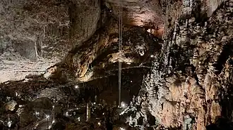 Blick über die Haupthalle der Höhle vom unteren Ende der hinab führenden Treppen