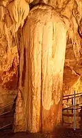 Ein Riesenstalagmit mit ca. 3,5&nbsp;m Höhe und über 1&nbsp;m Durchmesser