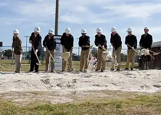 Von neun Personen synchron durchgeführter Spatenstich in einer Zeremonie für die neue Verwaltungseinrichtung des Navy Reserve Forces Command in Norfolk, im US-Bundesstaat Virginia am 9. März 2007