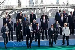 Obama, Merkel, Sarkozy, Brown, Berlusconi und andere Staatschefs vor der Brücke