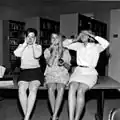 Schülerinnen im Minirock und Minikleid in Fort Lauderdale, USA, um 1966
