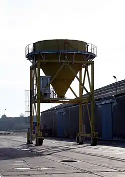 Großer Trichter in einem Hafen