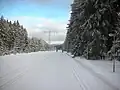 Beleuchtete Loipe zwischen Grünbach und Muldenberg, im Hintergrund die Skibrücke