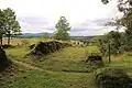 Grundmauern von Palas (links) und inneren Burgteilen (rechts) mit Wurmberg im Hintergrund