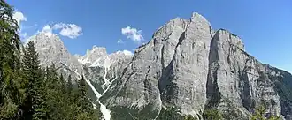 Der Croz dell’Altissimo mit dem Val di Seghe und seiner etwa 1000&nbsp;m hohen Südwestflanke mit der Doppelspitze