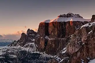 Die Südwand des Piz Ciavazes mit den Sellatürmen