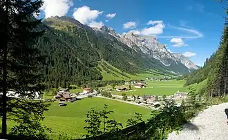 Gschnitztal beiM Gasthaus Feuerstein; im Hintergrund Kalkwand, Illmspitzen und Kirchdach (2008)