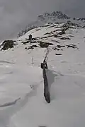Gsieser Törl im Winter, mit eingeschneitem Holzzaun und Wachtürmchen