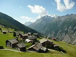Blick auf Gspon mit Balfrin im Hintergrund.