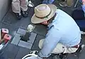 Demnig bei einer Stolpersteinverlegung im Mai 2007