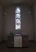 Altar im Zentrum des Altarraums