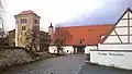 Blick auf Gut Gamig, die sanierten Gebäude im Vordergrund bilden den Kern der „Gamiger Werkstätten“