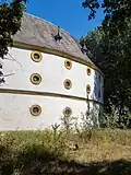 Fassadenausschnitt mit Ovalfenstern (2022)
