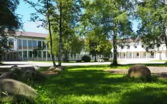 Schulhof und Gebäude des Gymnasiums Lindenberg