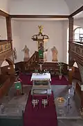 Innenansicht der Kirche mit Blick auf den Altarraum von der Empore