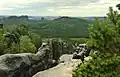 Ausstieg auf das Lange Horn mit den Schrammsteinen und dem Falkenstein im Hintergrund