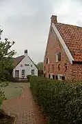 Historische Wohnhäuser (rechts: ein typisches Landgebräucherhaus von 1769)
