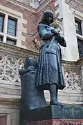 Betende Jeanne d’Arc von Versailles, Bronzeabguss auf dem Beischlag vor dem Rathaus von Orléans