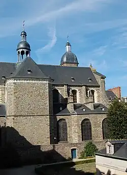 Blick vom ersten Ober-geschoss auf die Basilika Saint-Sauveur, die nörd-lich an den Garten des Hôtel de Blossac grenzt.
