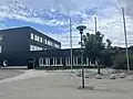 Saniertes Hauptgebäude mit Holzfassade