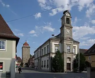 Vorgestellter spätklassizistischer Fassadenturm: Am Alten Rathaus in Höchstadt an der Aisch[3]