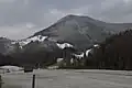 Schneebedeckter Höhenberg