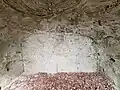 Eine der geräumigeren Höhlen mit gewölbter Decke