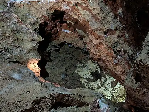 Ausgelaugter Höhlenraum mit Dellenformationen