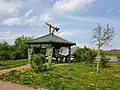 Informationspavillon "Nationalpark Hainich" auf dem Parkplatz "Hainich" der BAB 4 nördlich von Eisenach in Thüringen. Auf dem Dach das Pavillons eine Wildkatze, das Symboltier des Nationalparks.
