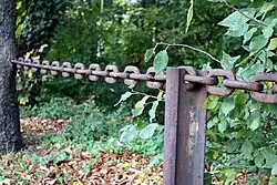 Wegbegrenzung am Hürtherberg, aus Teilen einer ehemaligen Kettenbahn hergestellt