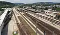 Gesamtansicht, mittig die ÖBB-Gleisanlagen und das nördliche Stationsgebäude; links der Parkhauszugang, die U4-Station sowie das südliche Stationsgebäude (Juni 2018)