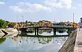 Brücke über den Thu-Bồn-Fluss mit Tết-Dekorationen