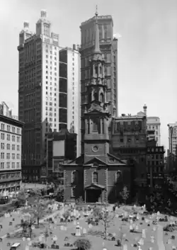 Das Hochhaus (links) mit der St.&nbsp;Paul’s Chapel (1937)