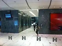Aufzüge am Lobby, Jardine House 2012
