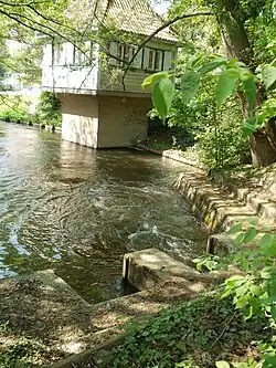 Auslass des Wakenitz-Dükers an der Nordseite des Krähenteiches (mit Pumpenhäuschen)