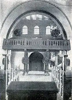 Orgelempore und Türen zum Vorraum