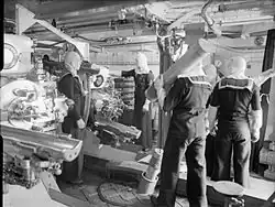Bedienung der BL 6" in einem MK XXIII Turm an Bord der Jamaica, 1943