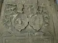 Detail des Weinmann-Grabmals mit stark verwitterten Wappen